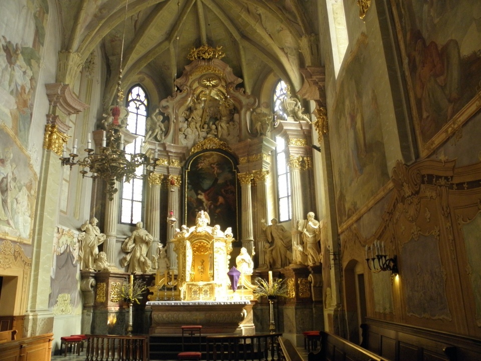 Odnowione już barokowe zdobienia nawy głównej kościoła św. Bartłomieja Apostoła w Głogówku [zdj. Jan Poniatyszyn]