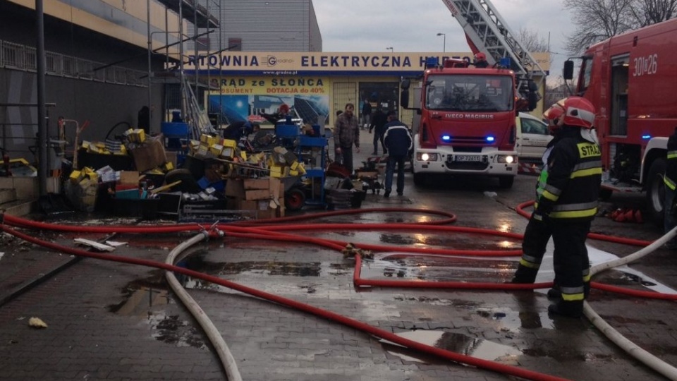 Strażacy dogaszają pożar hurtowni przy ulicy Budowlanych w Opolu. [fot. Sławomir Kieler]