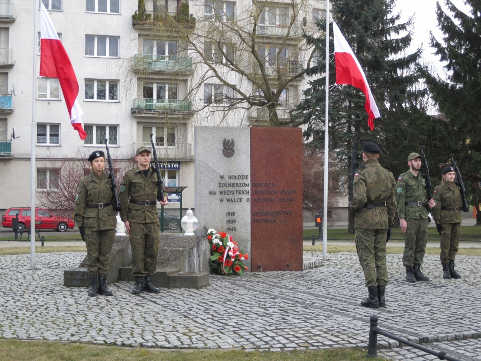 Pod pomnikiem Żołnierza Polskiego wartę honorową wystawiły klasy mundurowe II LO w Prudniku [zdj. Jan Poniatyszyn]