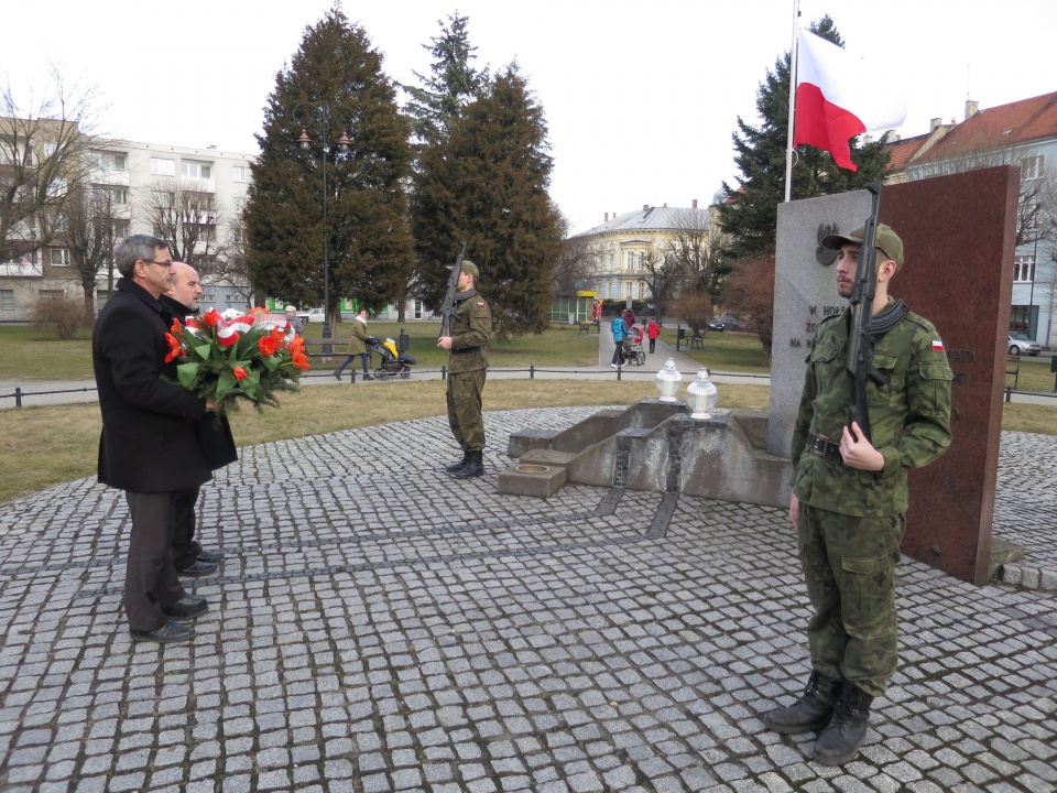 W południe pod pomnikiem Żołnierza Polskiego kwiaty złożył burmistrz Prudnika Franciszek Fejdych [zdj. Jan Poniatyszyn]