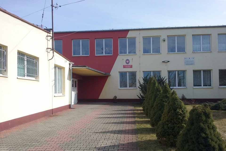 Publiczne Gimnazjum w Przyworach, które zostanie włączone do PSP w Kątach Opolskich [fot. Monika Pawłowska]