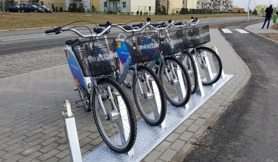 W Opolu otwarto trzy nowe stacje rowerowe. Jedna z nich zlokalizowana jest przy Alei Solidarnośic [fot. Daria Placek]