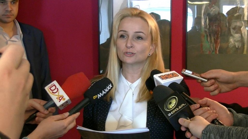 Mediator Aneta Gibek-Wiśniewska w trakcie odczytywania oświadczenia [fot. Kacper Śnigórski]