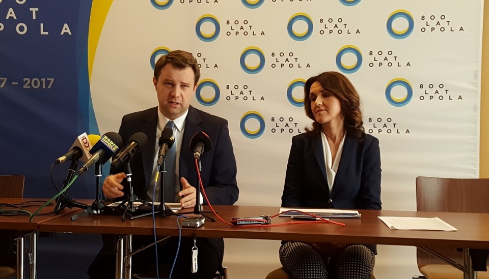 Prezydent Arkadiusz Wiśniewski i skarbnik Renata Ćwirzeń-Szymańska podsumowali dziś budżet Opole w 2016 roku [fot. Daria Placek]