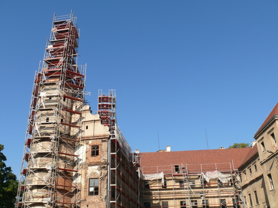 Zamek w Głogówku w 2016 r. Po trzech latach prac wymieniono jego pokrycie dachowe. Przed zniszczeniem uratowano też dwie wieże tego zabytku [zdj. Jan Poniatyszyn]