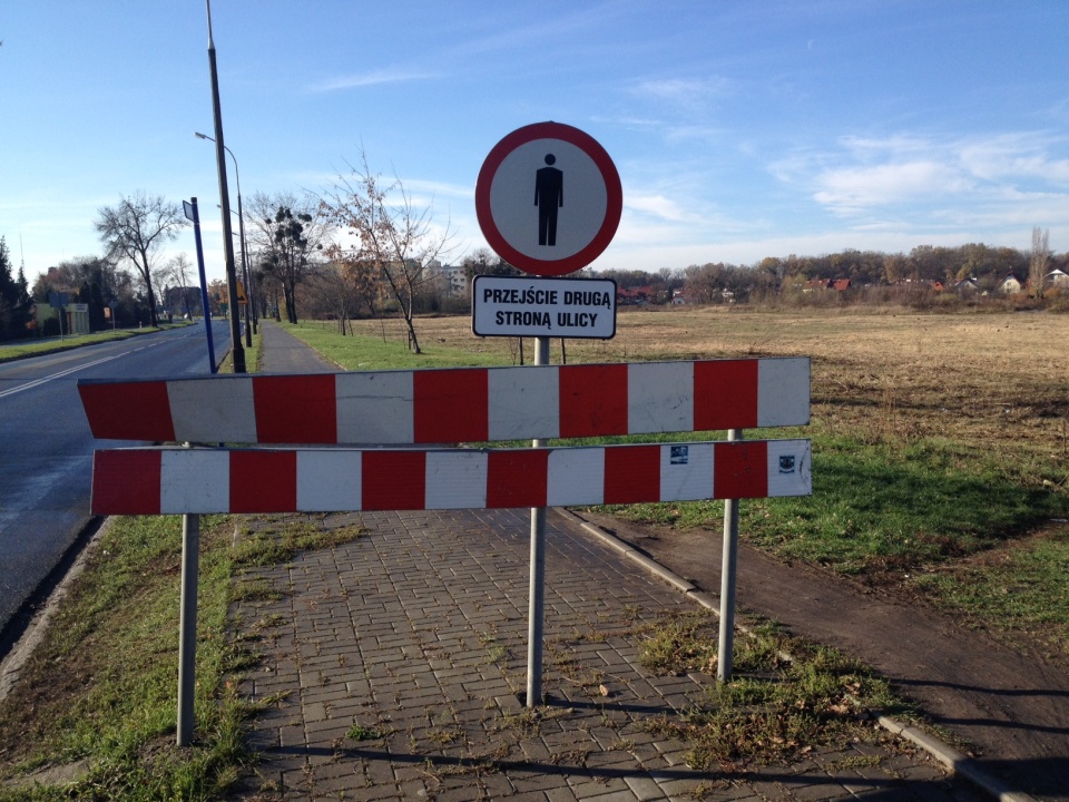 Od dziewięciu miesięcy chodnik wzdłuż ulicy Włościańskiej jest zamknięty dla pieszych i rowerzystów [fot. Maciej Stępień]