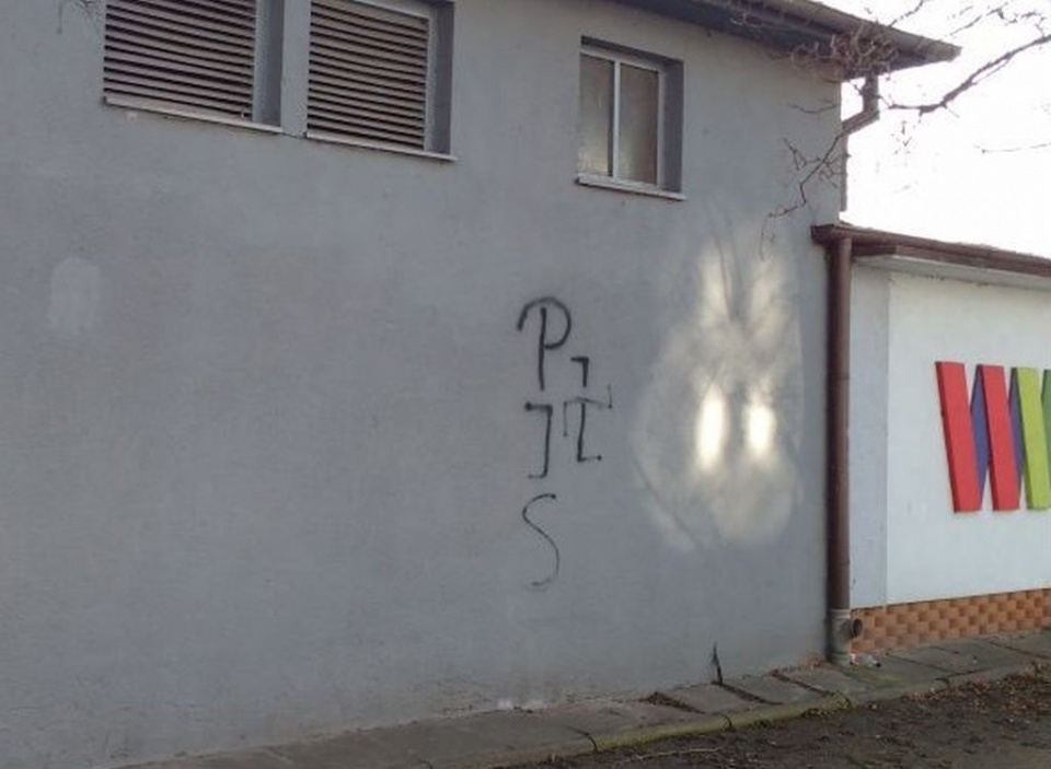 Swastyka i napis na budynku trafostacji przy ul.Mariackiej w Nysie[fot.Piotr Wojtasik]