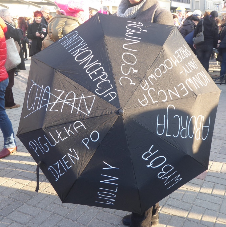 Manifestacja kobiet w Opolu [fot. Ewelina Laxy]