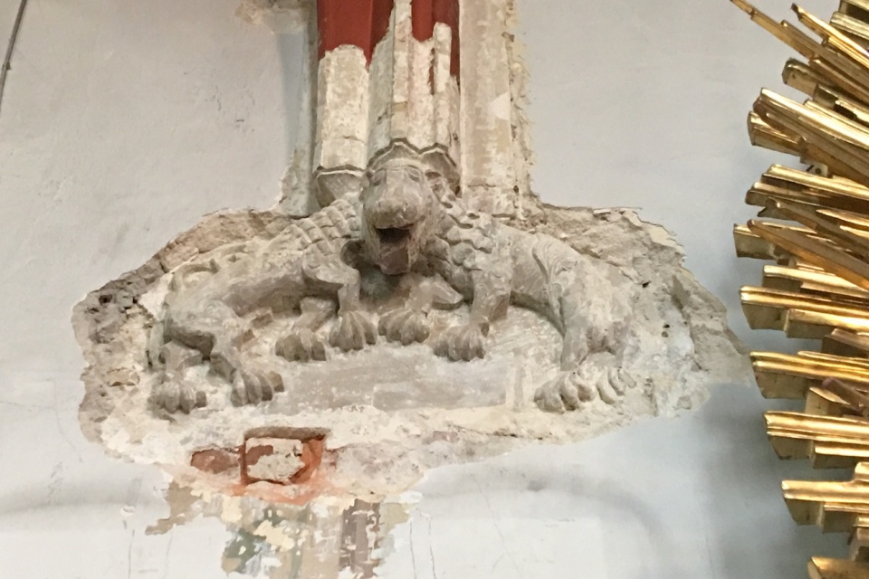 Rzeźby i malowidła z XIV wieku odkryte w kościele w Jemielnicy