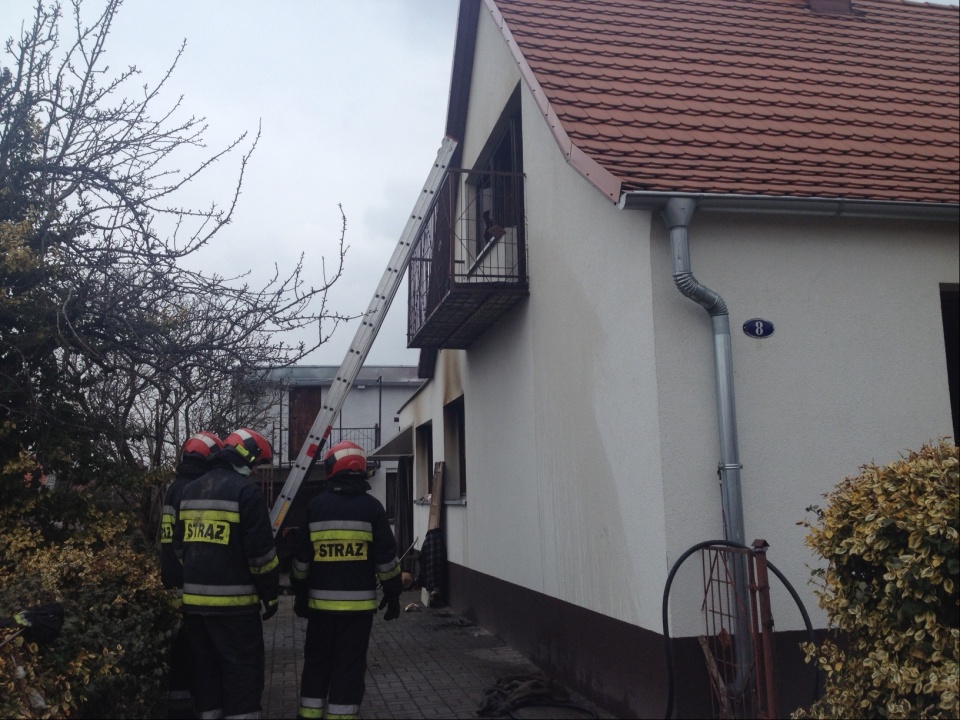 Strażacy dogaszają pożar domu przy ulicy Grudziąckiej w Brzegu [fot. Maciej Stępień]