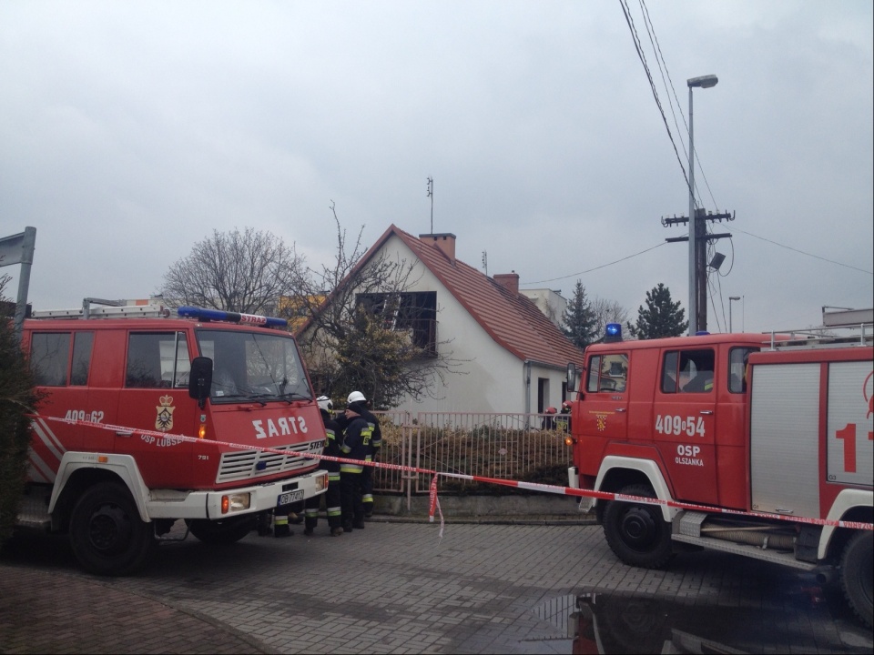 Strażacy dogaszają pożar domu przy ulicy Grudziąckiej w Brzegu [fot. Maciej Stępień]