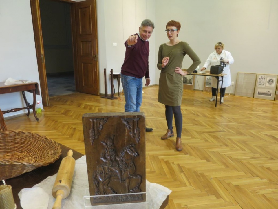 Maria Kondracka i Edward Hałajko podczas przygotowywania wystawy [Fot.Dorota Kłonowska]