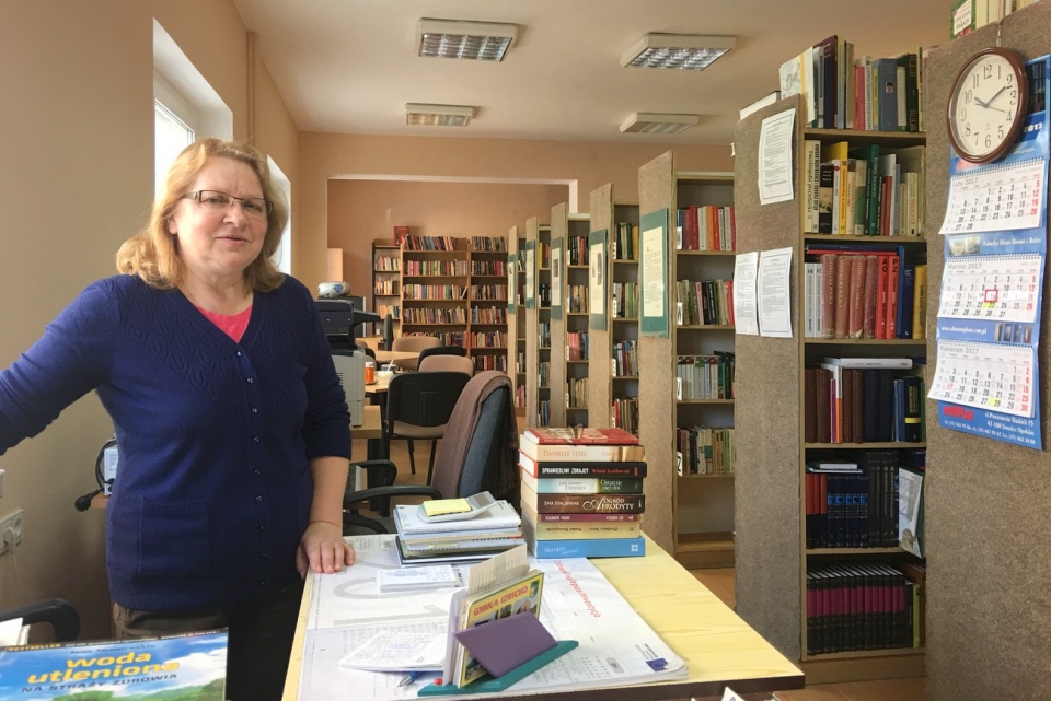 Teresa Salbierz zaprasza do odremontowanej i powiększonej biblioteki w Izbicku [fot. Agnieszka Pospiszyl]