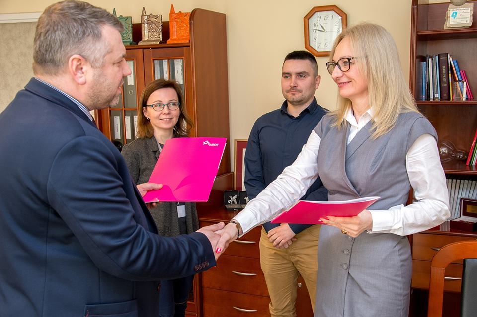 Podpisanie porozumienie pomiędzy ZSP nr 2 w Kluczborku, a firmą Tauron [fot. archiwum szkoły]