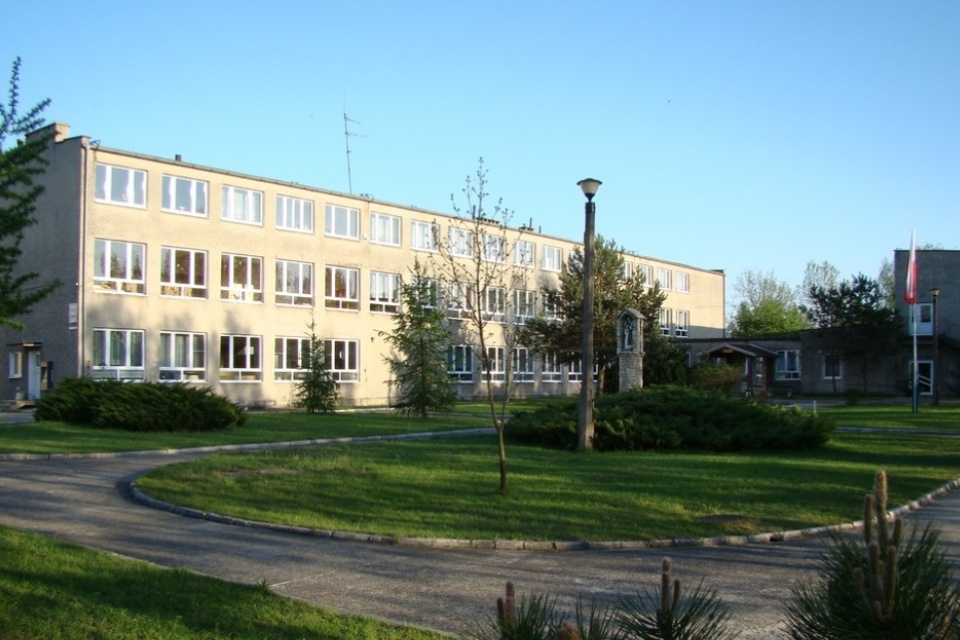 Jeden z budynków szkolnych w Izbicku [fot. archiwum gminy]