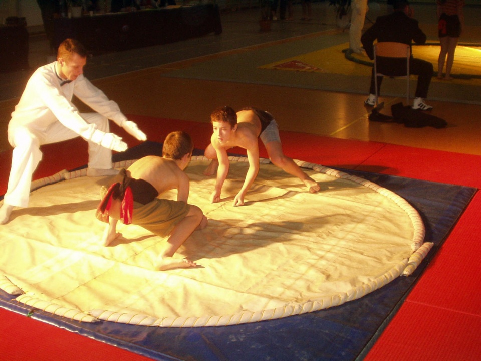 Zawody sumo w Strzelcach Opolskie w 2005 roku [fot. http://www.uks7.wodip.opole.pl/galerie]