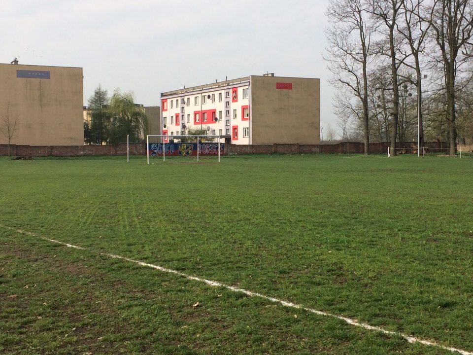Pseudokibice z Dolnego Śląska sterorryzowali wiejski klub piłkarski. Na boisku kilkanaście minut wcześniej grały dzieci [fot. Maciej Stępień]