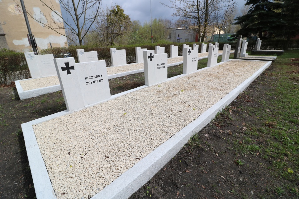 Wojskowe mogiły odzyskują dawny blask. Brzescy saperzy porządkują groby przy kościele garnizonowym [fot. UM Brzeg]