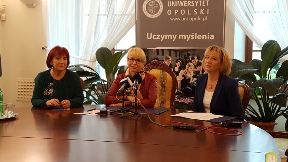 Podpisanie porozumienie między Uniwersytetem Opolskim a PLO 8. Na zdjęciu: Irena Koszyk, Izabela Pisarek i Lucyna Dzikiewicz-Niski [fot. Daria Placek]