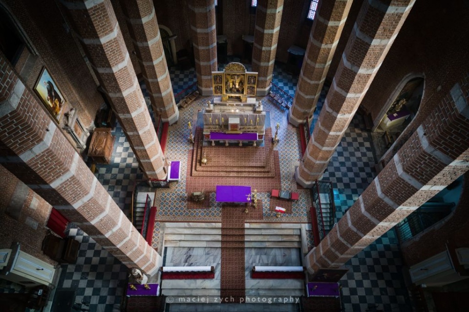 Wnętrze nyskiej bazyliki widziane z drona [Fot.Maciej Zych]