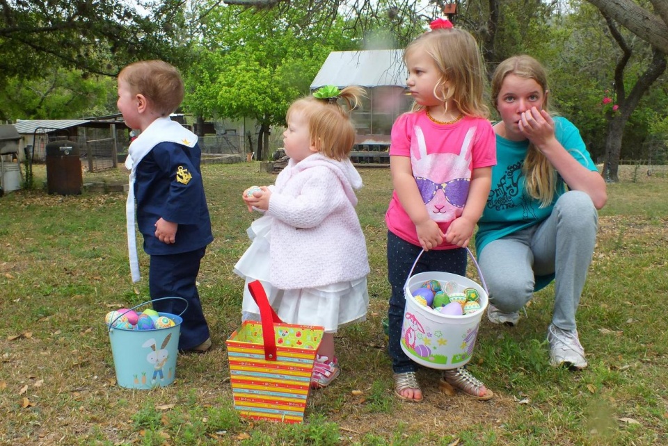 Dzieci zbierające jajka wielkanocne [fot. archiwum Elaine Mazurek Stephens]