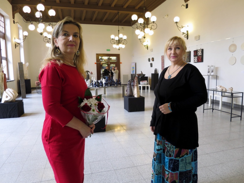 Ludmiła Sobolewska i Katarzyna Urbaniak Wystawa PRO FORMA na Dworcu PKP Opole Główne [fot. Mariusz Majeran] (1)