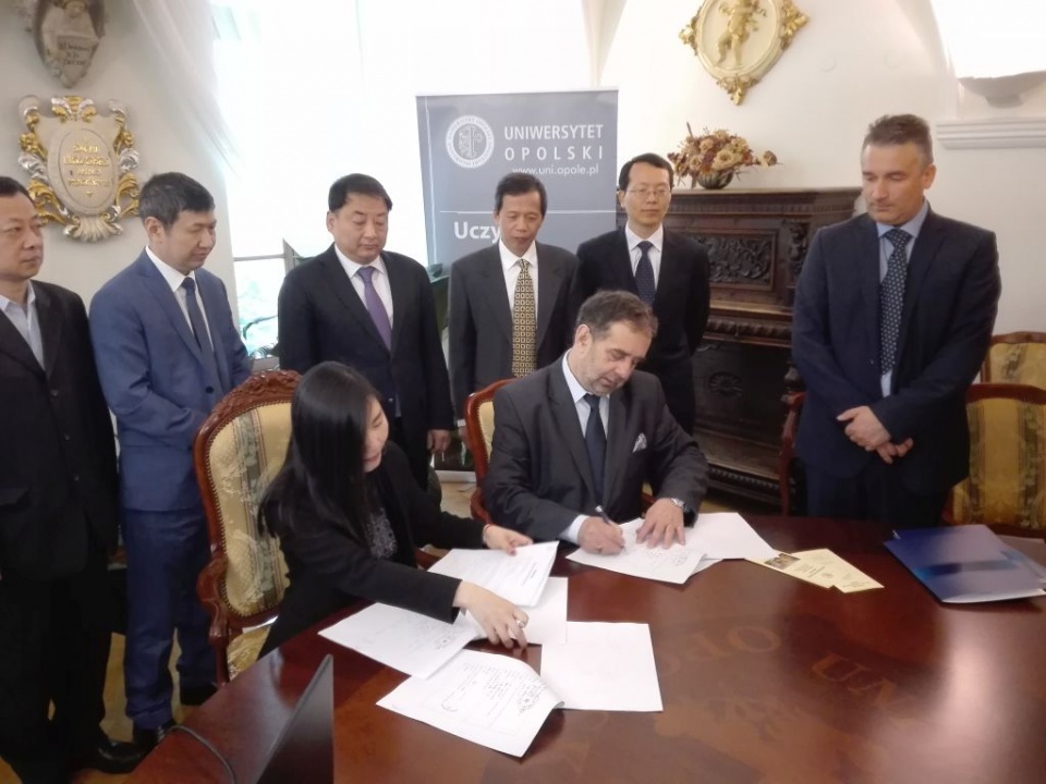 Podpisanie porozumienia o współpracy UO z Uniwersytetem w Chinach. [fot. Sławek Kieler]