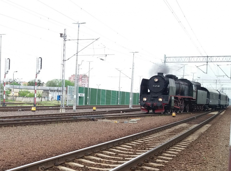 Zabytkowy pociąg przyjechał dziś na stację w Brzegu. Wszystko w ramach obchodów 175 lat istnienia linii kolejowej Wrocław-Brzeg [fot. Maciej Stępień]