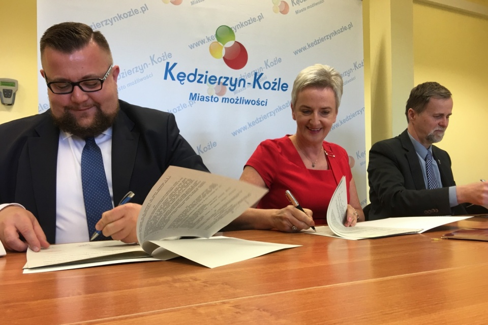 Podpisanie umowy na realizację inwestycji drogowych w Kędzierzynie-Koźlu [fot. Agnieszka Pospiszyl]