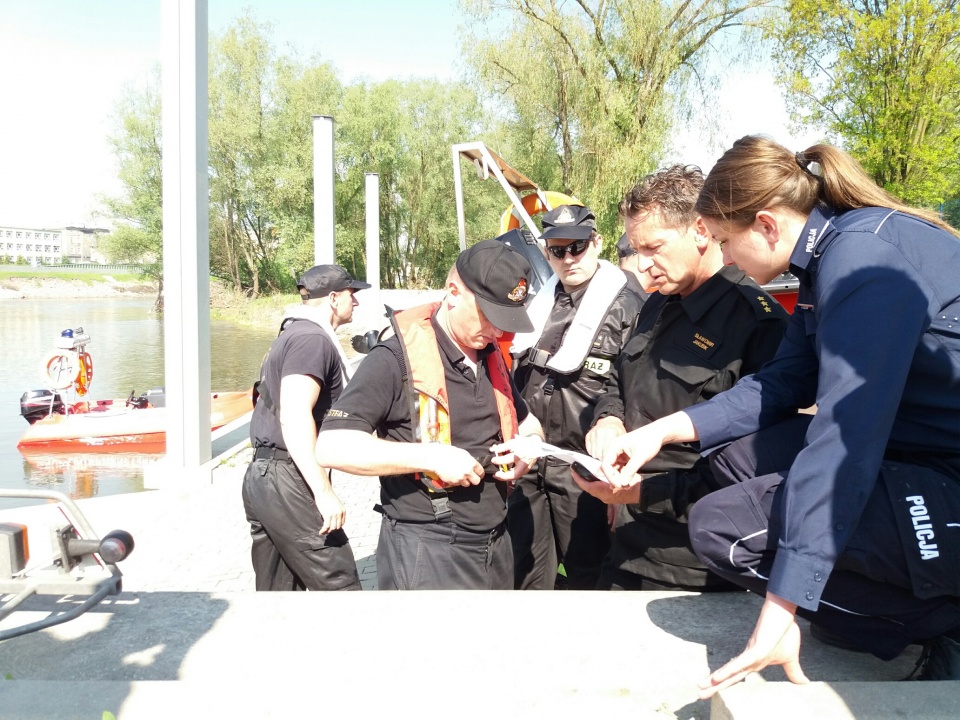 Policjanci wraz ze strażakami zakończyli oficjalnie akcję poszukiwawczą na Odrze [fot. Maciej Stępień]