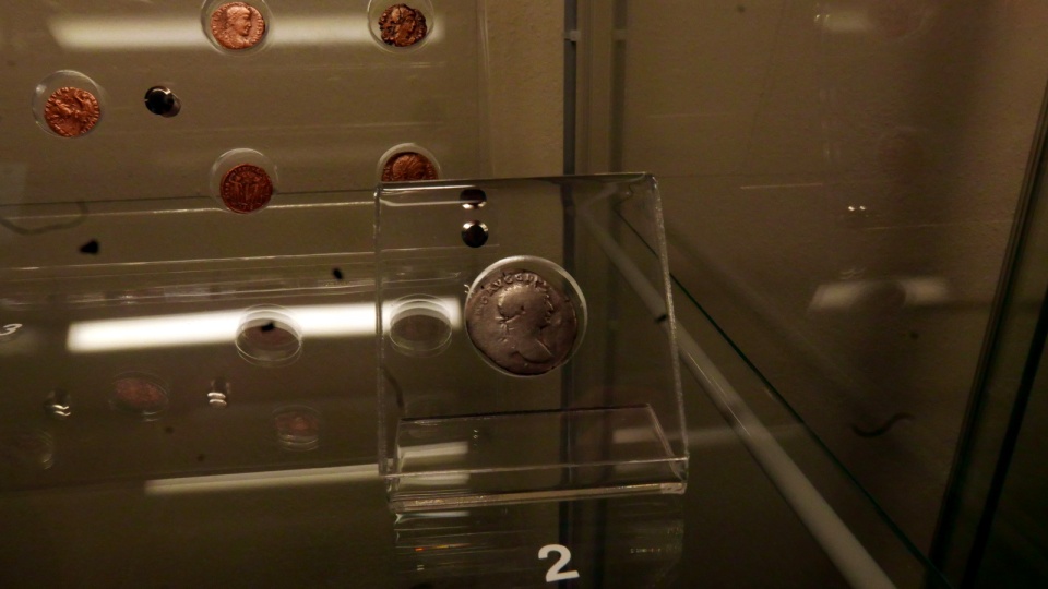 Monety z okresu Cesarstwa Rzymskiego znów pojawiły się w Głubczycach. Są to jednak nowe eksponaty [fot. Mariusz Chałupnik]