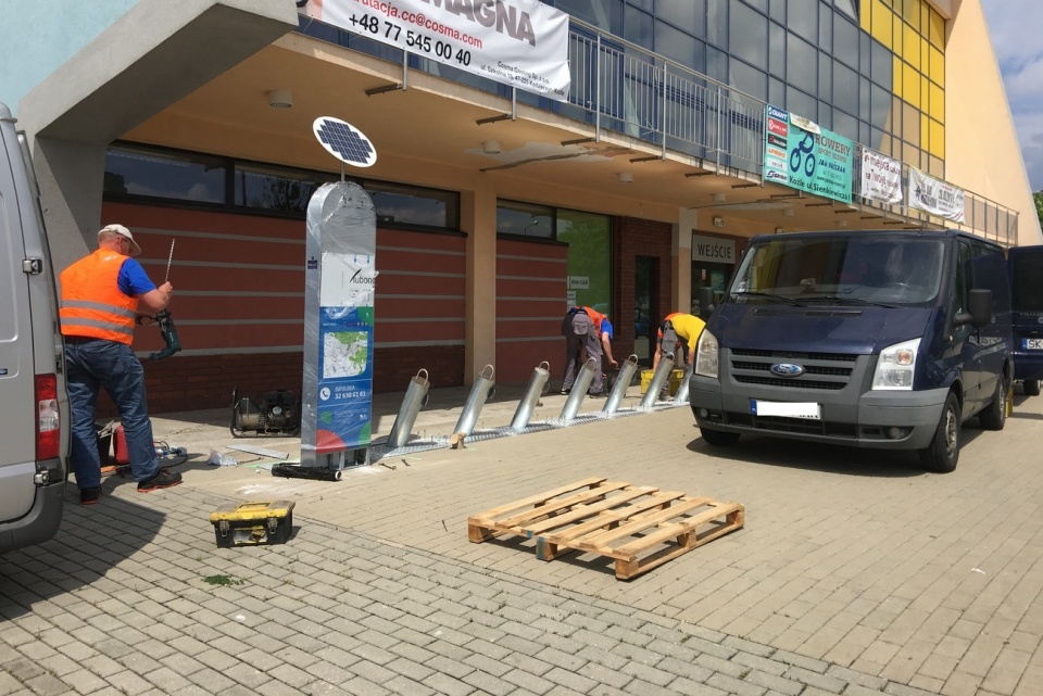 Budowa stacji wypożyczania rowerów przed halą sportową Śródmieście [fot. Agnieszka Pospiszyl]