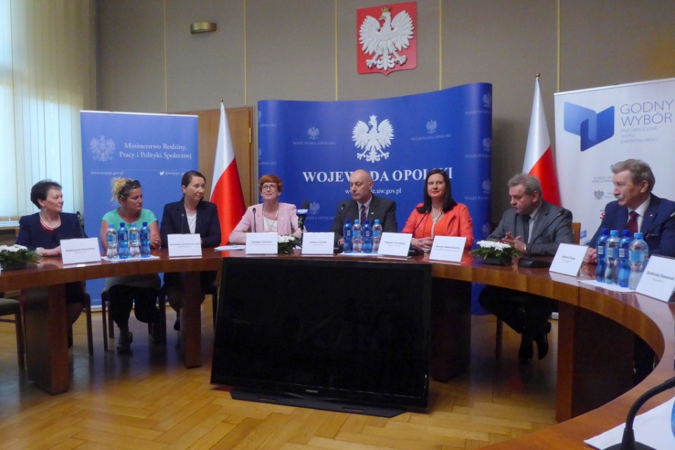 Elżbieta Rafalska w Opolu promuje kampanię "Godny Wybór. Przywrócenie wieku emerytalnego" [fot. Monika Pawłowska]