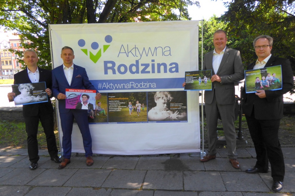 Opolscy działacze Nowoczesnej promują program "Aktywna Rodzina" [fot. Monika Pawłowska]