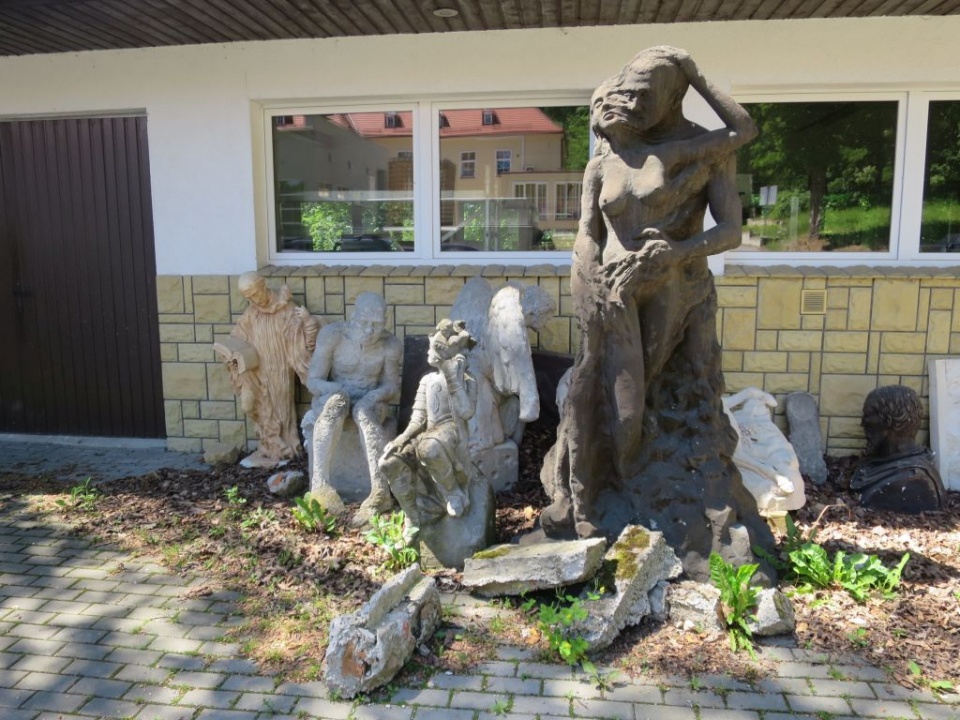 Rzeźby przed siedzibą centrum konserwacji sztuki w nyskiej PWSZ [Fot.Dorota Kłonowska]