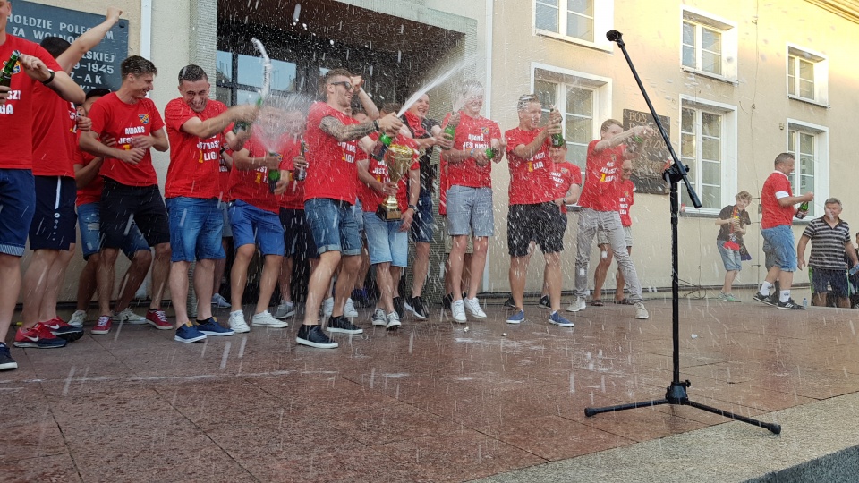 Kibice i piłkarze Odry świętują zakończenie sezonu [fot. Kacper Śnigórski]