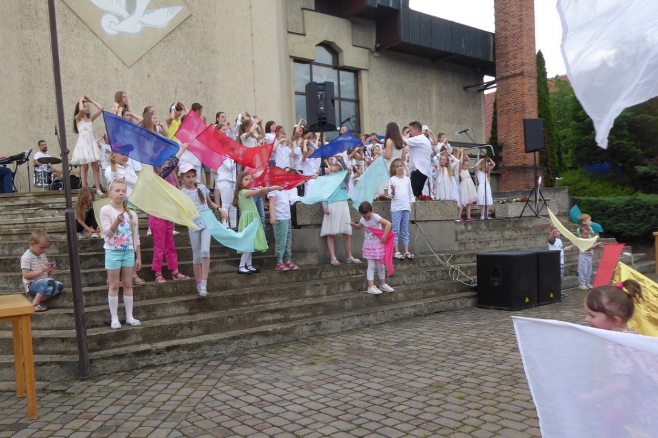 Dziecięcy Koncert Uwielbienia w parafii Ducha Świętego w Opolu-Winowie [fot. Monika Pawłowska]