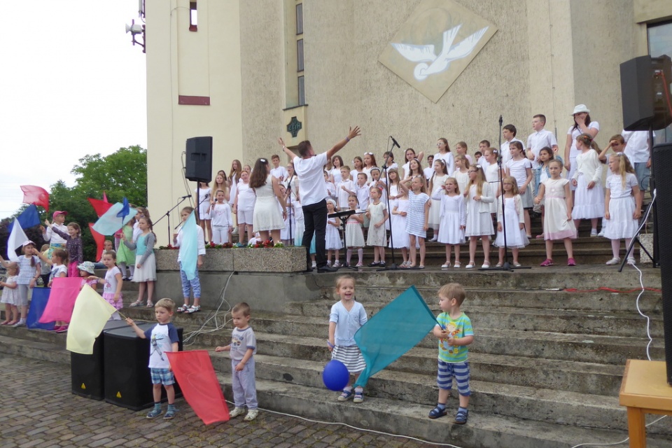Dziecięcy Koncert Uwielbienia w parafii Ducha Świętego w Opolu-Winowie [fot. Monika Pawłowska]