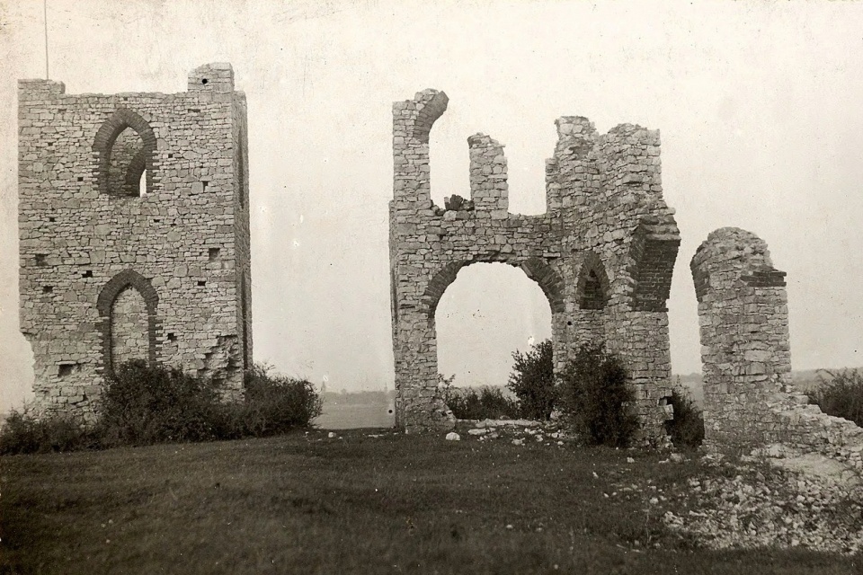 Ruina na Rożniątowskiej Górce - zdjęcie historyczne [fot. archiwum sołeckie]