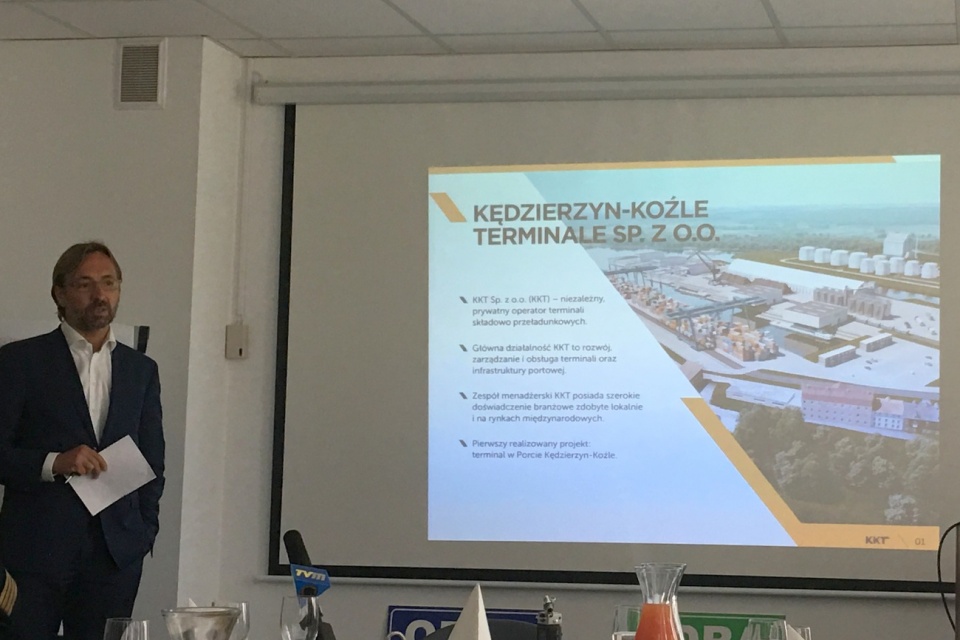 Jarosław Zemło przedstawia plany inwestycyjne dotyczące portu w Koźlu [fot. Agnieszka Pospiszyl]