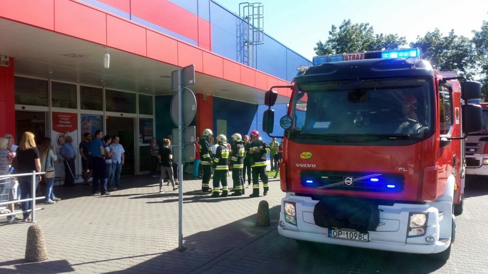 Akcja straży pożarnej w Tesco w Opolu [fot. Mariusz Materlik]