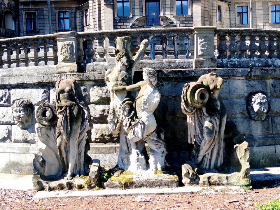 Zespół rzeźb "Diabeł z nimfami" w Mosznej [fot. Witek Wośtak]