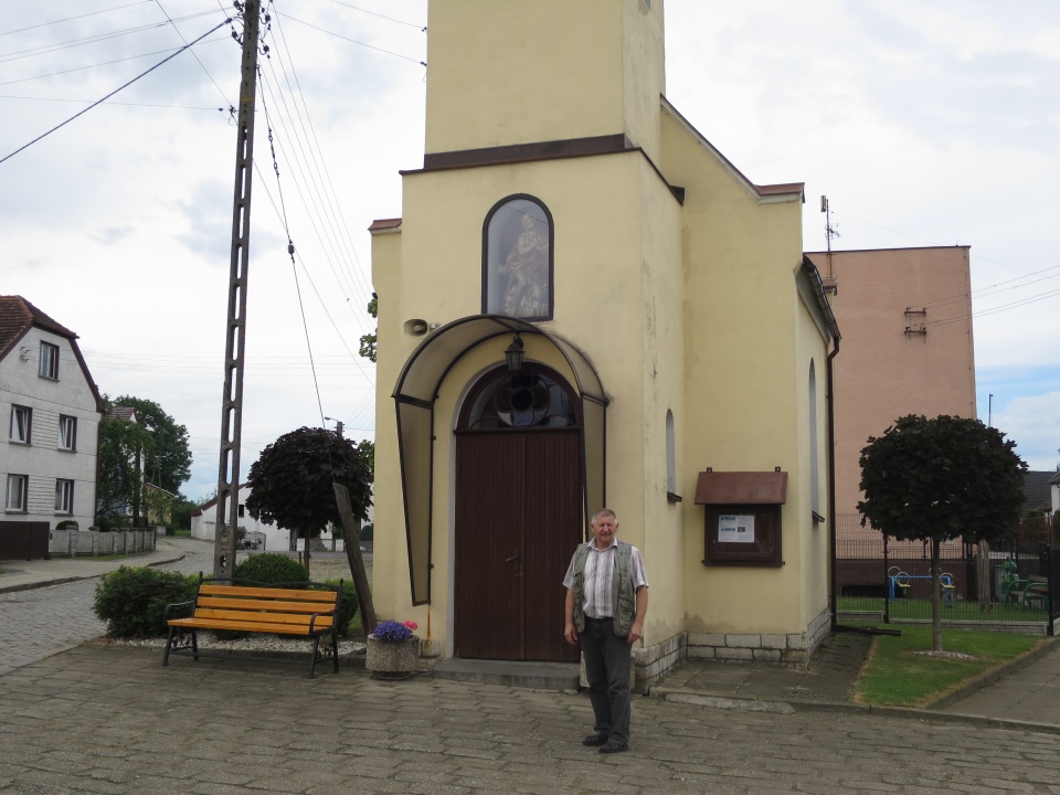 Henryk Nosol przed zabytkową kaplicą w Mionowie [zdj. Jan Poniatyszyn]
