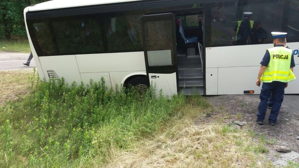 Autobus wpał do rowu koło Dobrzenia Wlk. [fot. Mariusz Materlik]