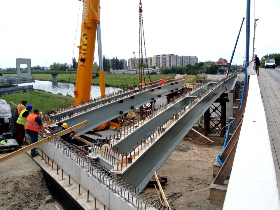 Układanie elementów stalowych nowego mostu na ulicy Niemodlińskiej w Opolu [fot. Witek Wośtak]