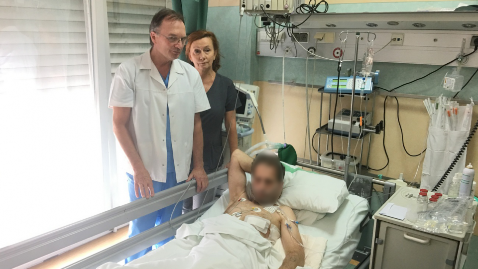 Uratowany Ukrainiec i lekarze, którzy się nim opiekują [fot. Agnieszka Pospiszyl]