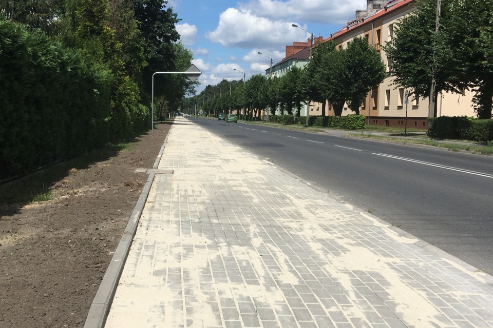 Nowy chodnik i ścieżka rowerowa w Zawadzkiem [fot. Agnieszka Pospiszyl]