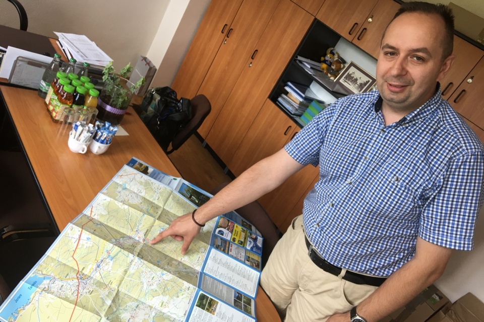 Konrad Wacławczyk prezentuje nową mapę ścieżek rowerowych i szlaków kajakowych Doliny Małej Panwi [fot. Agnieszka Pospiszyl]