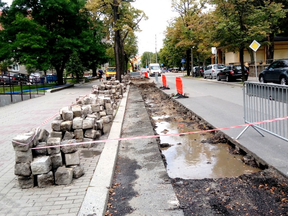 Wymiana sieci wodociągowej na ulicy Katowickiej w Opolu [fot. Witek Wośtak]