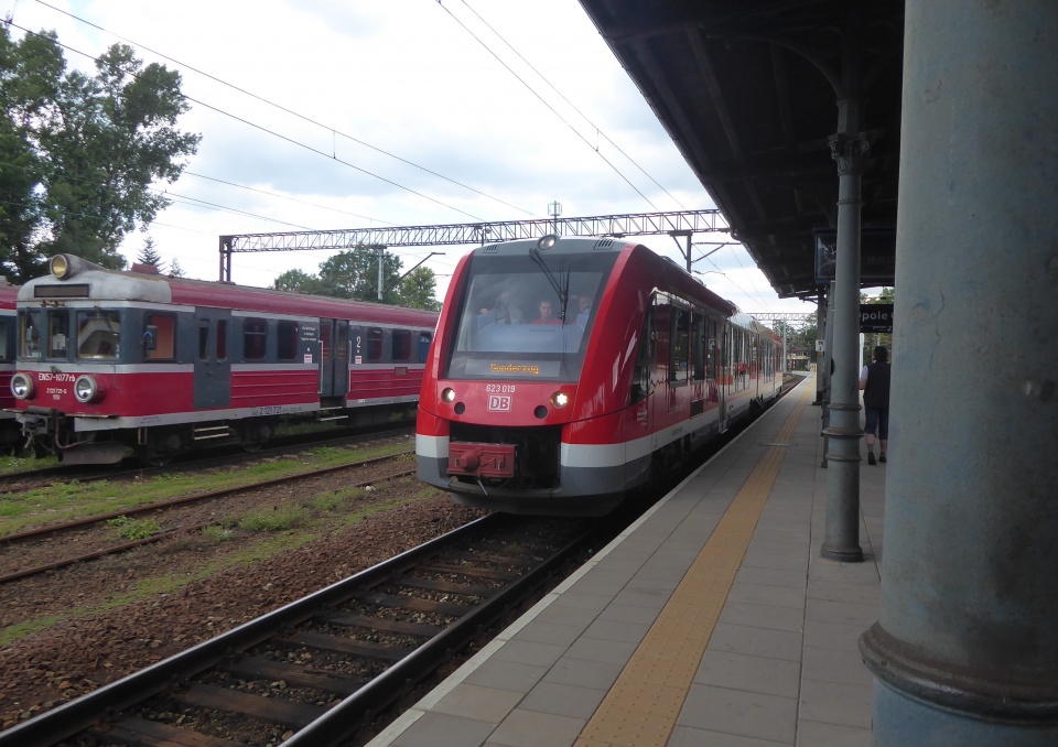Specjalny pociag relacji Berlin-Wrocław-Opole wjechał na peron 2. [fot. Ewelina Laxy]